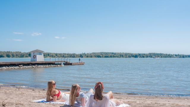 naiset ottaa aurinkoa Haikon rannalla